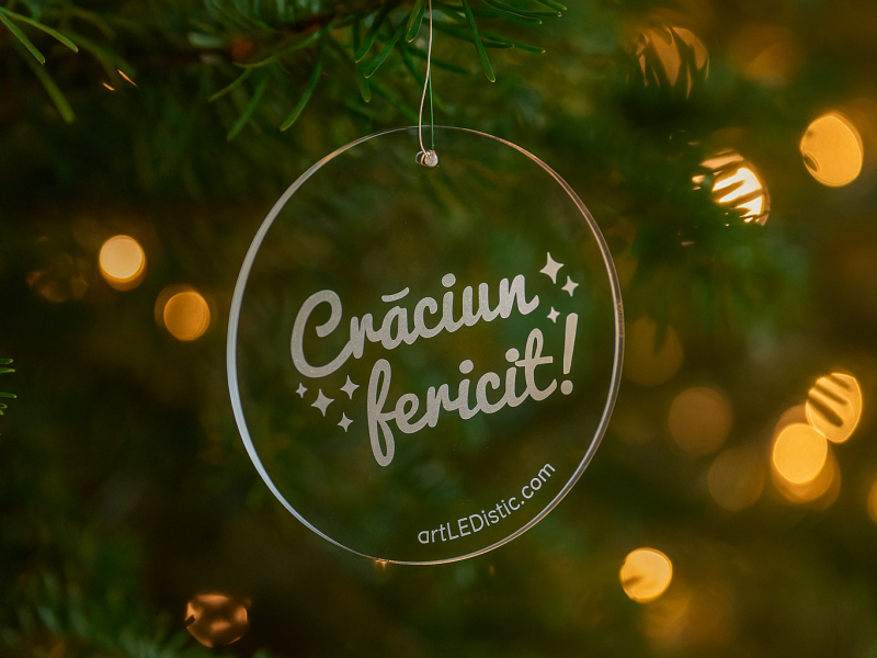 Glob din plexiglas gravat „Crăciun fericit!” – decor elegant pentru bradul de Crăciun